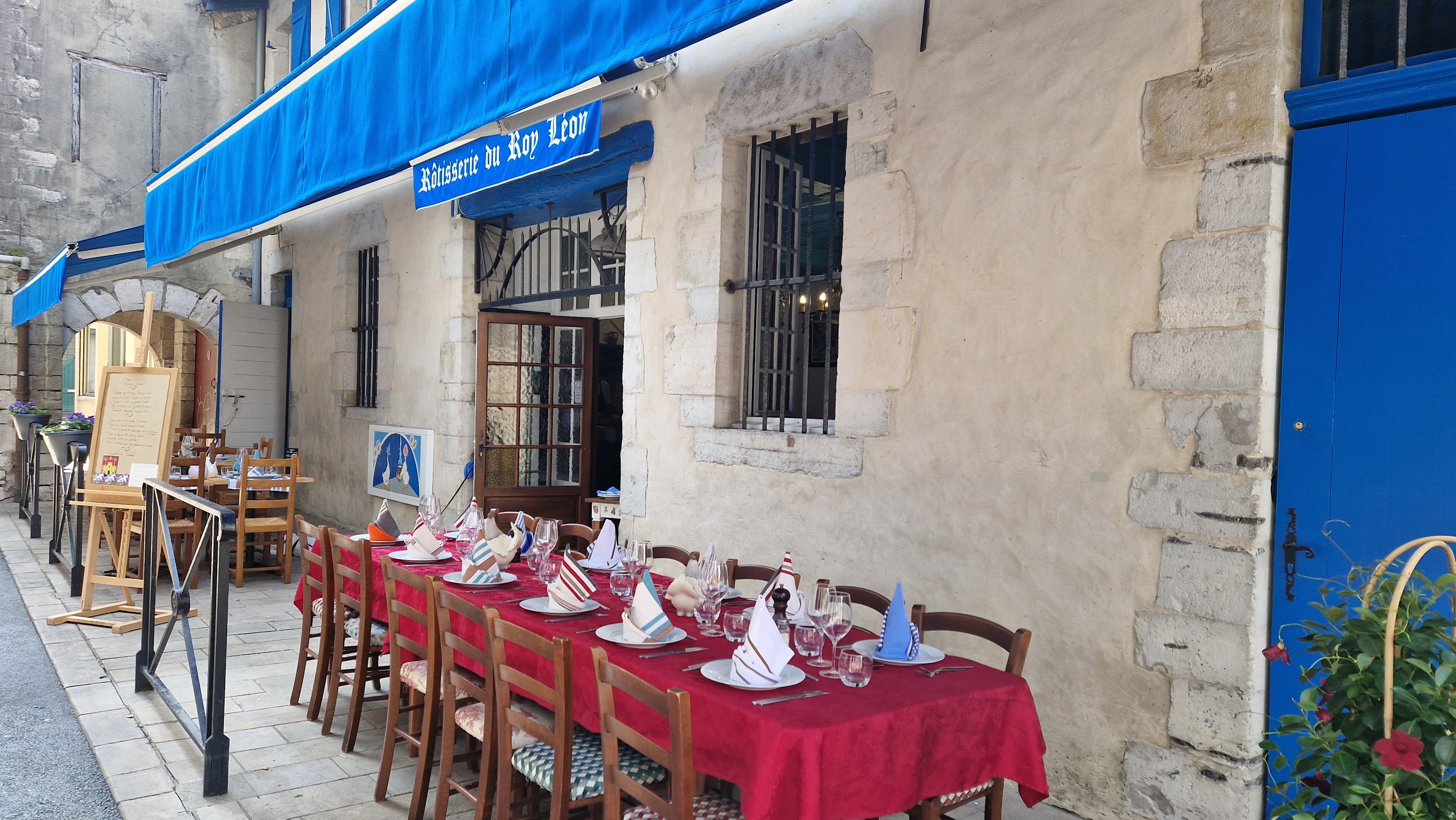 Salle du restaurant préparée pour un repas de groupe