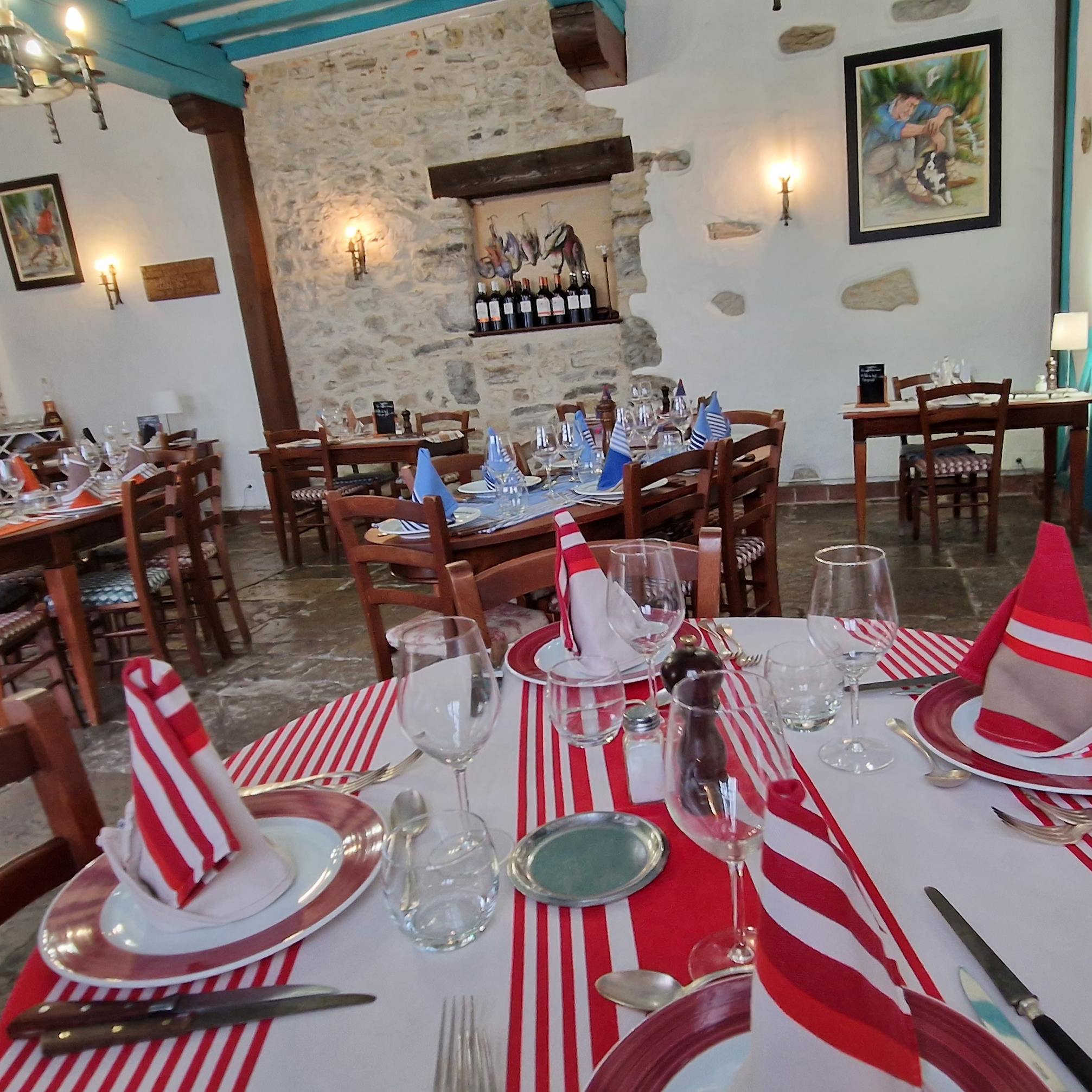 Salle du restaurant dressée pour le service