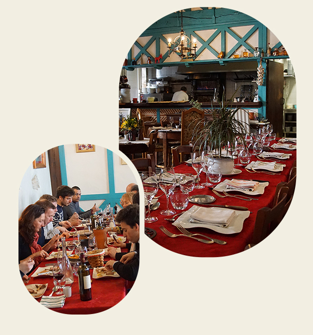 Salle du restaurant préparée pour un repas de groupe